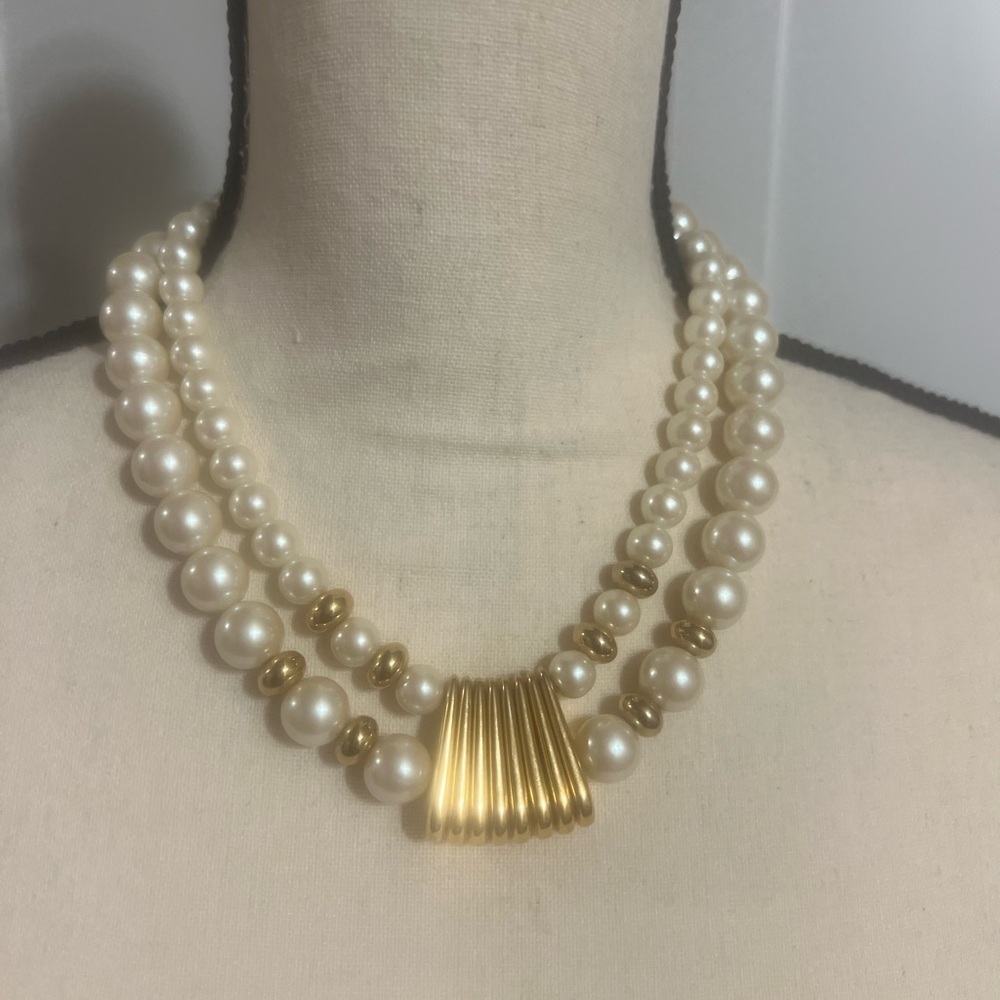 Classic Pearl and Gold Women's Necklace - Picture 4 of 9